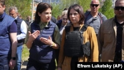 Міністар замежных справаў Нямеччыны Анналена Бэрбак (справа) падчас папярэдняга візыту ва Ўкраіну. Архіўнае фота