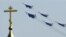 Российские самолеты на фоне креста на куполе православного храма. Россия, 2007 год