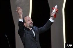 فیلم فروشنده سال پیش برنده بهترین فیلم‌نامه در کن شده بود و جایزه بهترین بازیگر مرد نیز به شهاب حسینی رسید.