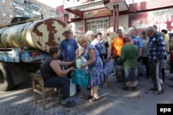 Люди в черзі за молоком в селі Семенівка, поряд зі Слов'янськом, 9 липня 2014 року