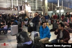 مسافران منتظر در فرودگاه امام خمینی تهران