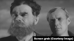 Кадр из фильма «Я люблю» Леонида Лукова: Никанор и его сын Остап