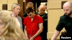 Николас Круз сотко алынып келинген учур. 19-февраль, 2018-жыл.