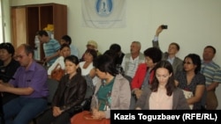 Активисты НПО «Оставим народу жилье» и другие лица на пресс-конференции руководителя НПО Есенбека Уктешбаева. Алматы, 20 мая 2014 года.