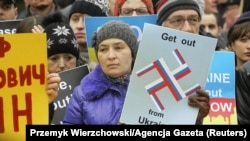 Крымга орусиялык жоокерлердин мыйзамсыз басып киришине каршы нааразылык чарасы Варшавадагы Орусиянын элчилигинин маңдайында өткөрүлдү. Польша. 2014-жылдын 2-марты.