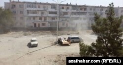 Aşgabadyň etrapçalarynyň birinde onlarça ýyllap ösüp oturan agaçlar çapylyp aýrylandan soň, tekizlenen ýer