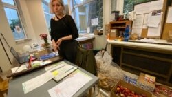 Харчі привозять зі спеціальних складів, куди празькі супермаркети віддають продукти, які втратили товарний вигляд