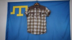 Кримськотатарський прапор і чоловіча сорочка