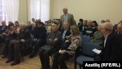 Язучы Ринат Мөхәммәдиев сорау бирә