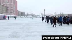 Грамада прадпрымальнікаў, якія спынілі працу, праводзіла сход насупраць палатак, якія працуюць