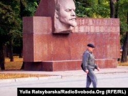 Стела «Победа комунизма неизбежна», біля облдержадміністрації та облради, Дніпропетровськ, 10 листопада 2011 року