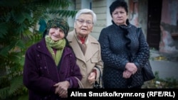 Veciye Kaşka (soldan birinci) «fevral 26 davasınıñ» oturışuvı keçirilgen Aqmescit Merkeziy rayon mahkemesiniñ binası ögünde. 2016 senesi oktâbrniñ 7-si. Arhiv fotoresimi