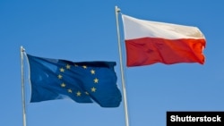 Եվրամիության և Լեհաստանի դրոշները, արխիվ