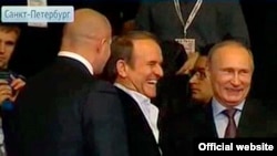 Виктор Медведчук и Владимир Путин на чемпионате по самбо – 2013 год