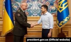Президент України Володимир Зеленський і генерал-лейтенант Руслан Хомчак, начальник Генштабу – головнокомандувач Збройних сил України. Київ, 21 травня 2019 року