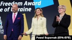 У рамках Варшавського безпекового форуму у Польщі народу України вручили Премію лицаря свободи за протистояння російській агресії. Нагороду для України передали першій леді Олені Зеленській. Варшава, 4 жовтня 2022 року