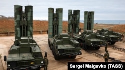 Бойові розрахунки зенітних ракетних комплексів (ЗРК) С-400 «Тріумф» в окупованому Криму, архівне фото