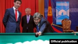Кыргызстандын президенти Алмазбек Атамбаев бильярд боюнча дүйнө чемпиондугунун ачылыш аземинде. Бишкек. 22-март, 2012-ж.