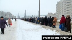 На трыста мэтраў расьцягнулася чарга