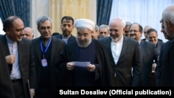 Алгачкы президенттик мөөнөтүнө 2013-жылдын август айында киришкен Хасан Роуханинин (ортодо) Бишкектеги сапары, 23-декабрь 2016-жыл.