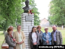 Ля помніка Яну Чачоту