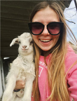 Студентка Вікторія та її козеня Бантик навчаються з дому дистанційно. Вінницька область, 17 квітня 2020