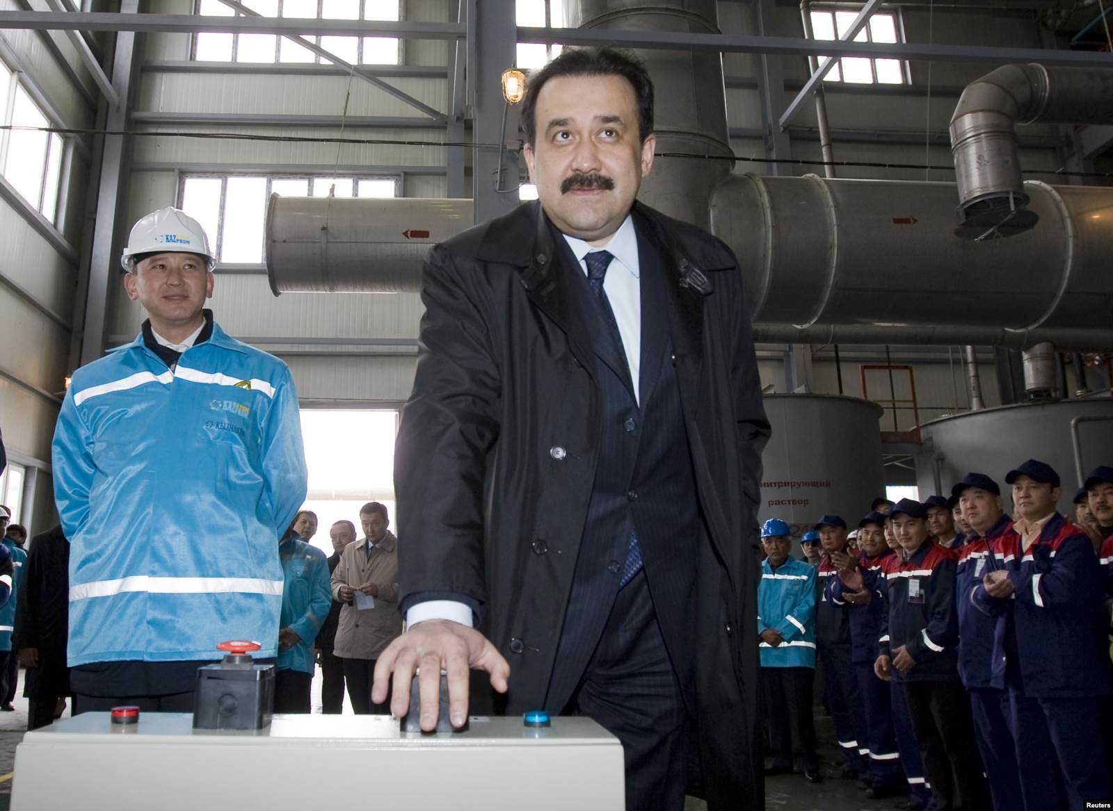 Мұхтар Жәкішев Қазақстанның сол кездегі премьер-министрі (қазір ҰҚК төрағасы) Кәрім Мәсімовтің жанында тұр. 2004 жылдың сәуірі