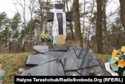 Спершу цю надмогильну плиту з іменами, яка на світлині, зруйнували невідомі у 2021 році. Гора Монастир у Польщі