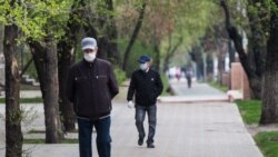 Люди на улице Алматы, 14 апреля 2020 года.