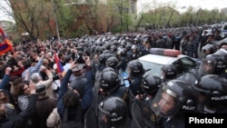 Armenia - Riot police confront opposition protesters in Yerevan, 9Apr2013.