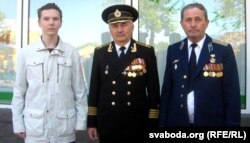 Гісторык з Калінкавічаў Уладзімер Лякін (у цэнтры) з сынам Георгіем і братам Леанідам, архіўнае фота