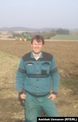 Долни Либоховице кооперативинин агроном-менеджери Павел Коукла чарбага караштуу айдоо жерде. 10-ноябрь 2011