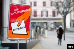 "В эти выходные – голосование", – напоминает избирателям плакат накануне референдума в одном из швейцарских городов