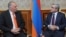 Алекс Фишер (слева) и президент Армении Серж Сарксян на встрече в Ереване, 20 июля 2011 года