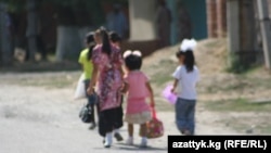 Айттап жүргөн дунган кыздар