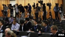 عده‌ای خبرنگاران حاضر در ژنو، محل برگزاری مذاکرات ایران و گروه ۵+۱