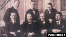 Дыпляматычныя прадтаўнікі БНР у эўрапейскіх краінах, 1919 год. Сядзяць (злева направа): Яўген Ладноў, Васіль Захарка, Мікола Вяршынін, Леанард Заяц; стаяць: Лявон Вітан-Дубейкаўскі, Янка Чарапук, Яўхім Бялевіч. 