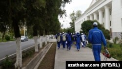 Açylyş dabarasyna gatnaşmaga barýan studentler.