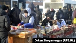 Продажа мяса рядом с автобусной остановкой. Астана, 19 января 2013 года.