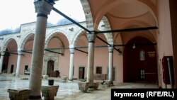 Отреставрированные колонны мечети Сулеймание