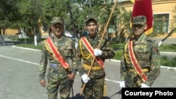 Бактияр Көчөрбаев №97632 Абадан коргонуу аскер бөлүгүндө келишимдик негизде 2013-жылдан бери кызмат өтөп келген. Бактияр Көчөрбаев солдон биринчи.