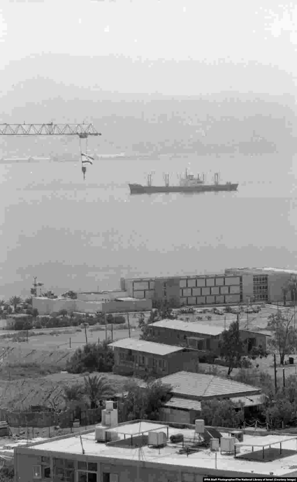 یک نفتکش ایرانی در حال ورود به یک بندر اسرائیلی در سال ۱۹۷۵. پس از جنگ شش روزهٔ ۱۹۶۷، خصومت کشورهای عربی نسبت به اسرائیل و متحدانش منجر به یک بحران نفتی بین‌المللی شد. در آن زمان، نفت ایران نقشی حیاتی در تأمین نیازهای اسرائیل ایفا می‌کرد.