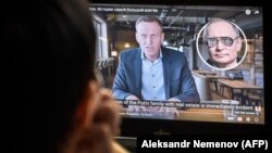 Ռուսաստան - Քաղաքացին դիտում է Պուտինի պալատի մասին Նավալնիի հրապարակած ֆիլմը, Մոսկվա, 21-ը հունվարի, 2021թ․