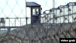 КА-168/2 түзету мекемесін күзетіп тұрған  қылмыстық-атқару жүйесінің қызметкері. Ақтөбе, 9 қараша 2013 жыл. 