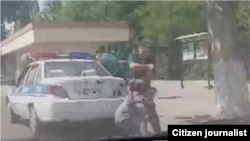 Тошкентда ИИВ ходими ҳуқуқбузар онани, боласига қўшиб судрамоқда, 16 июнь, 2021