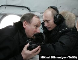 عکس آرشیوی از نیکولای پاتروشف، وقتی که رئیس اف‌اس‌ب بود، و ولادیمیر پوتین در یک پرواز با همدیگر