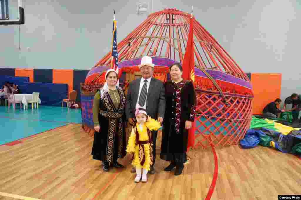 Чикагодогу (АКШ) кыргыздар боз үйдү Ноорузда тигишти.