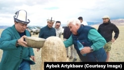 Август айында кыргызстандык окумуштуулар Монголиянын Баян-Өлгий аймагына барып келди. 