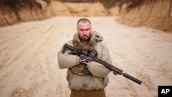 «Допомагатиму будь-якими способами». Як українські військові після ампутацій повертаються у військо (фото)