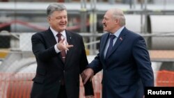 Петро Порошенко (л) і Олександр Лукашенко під час вшанування загиблих внаслідок катастрофи на ЧАЕС, 26 квітня 2017 року